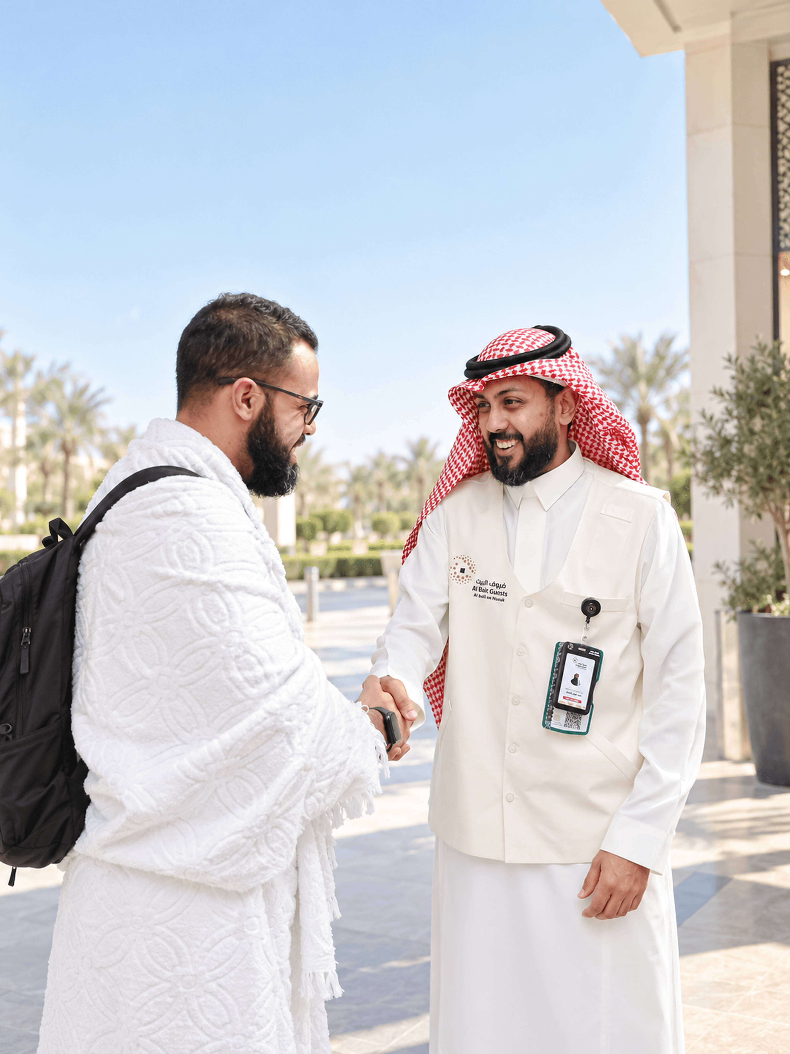 ممثل ضيوف البيت يحيي حاجاً يرتدي الإحرام