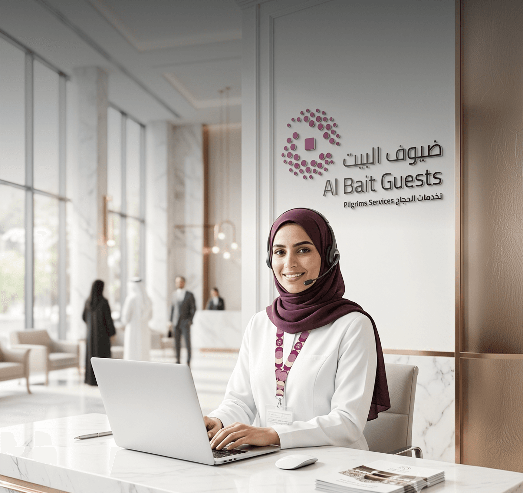 موظفة دعم في ضيوف البيت ترتدي سماعة رأس خلف مكتب الاستقبال