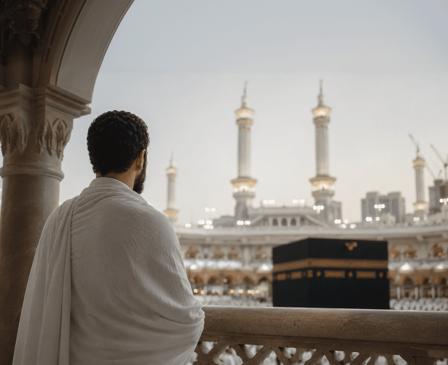 حاج ينظر إلى المسجد الحرام