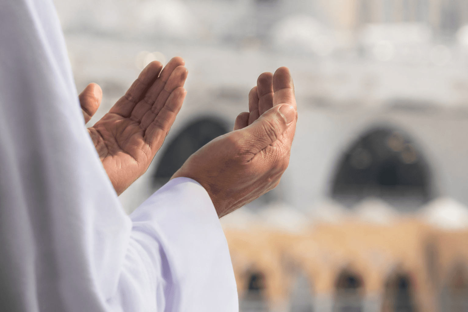 يدان مرفوعتان بالدعاء في المسجد الحرام