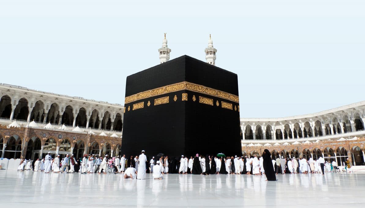 حجاج يطوفون حول الكعبة المشرفة في المسجد الحرام