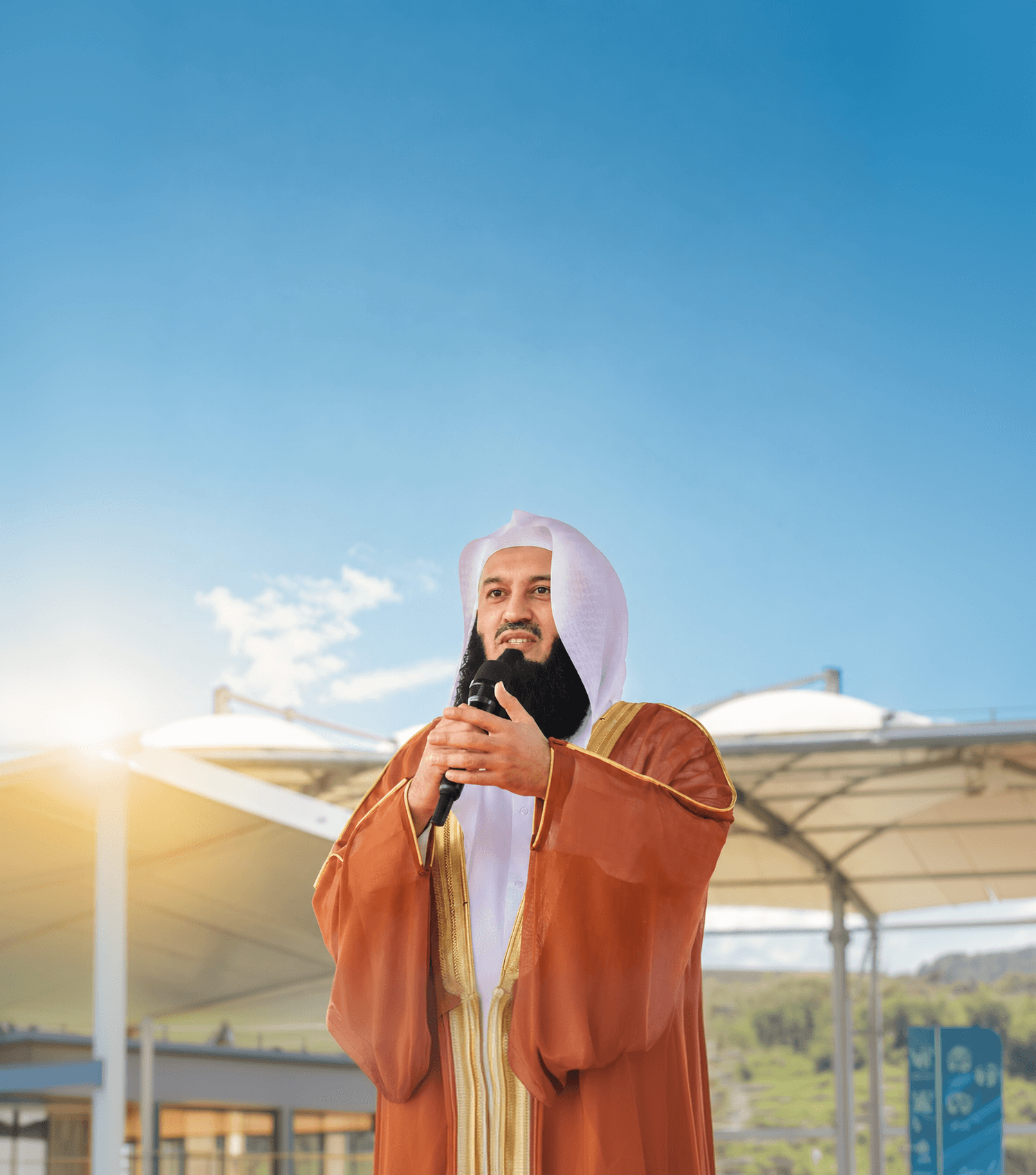 عالم يتحدث في ميكروفون في الهواء الطلق