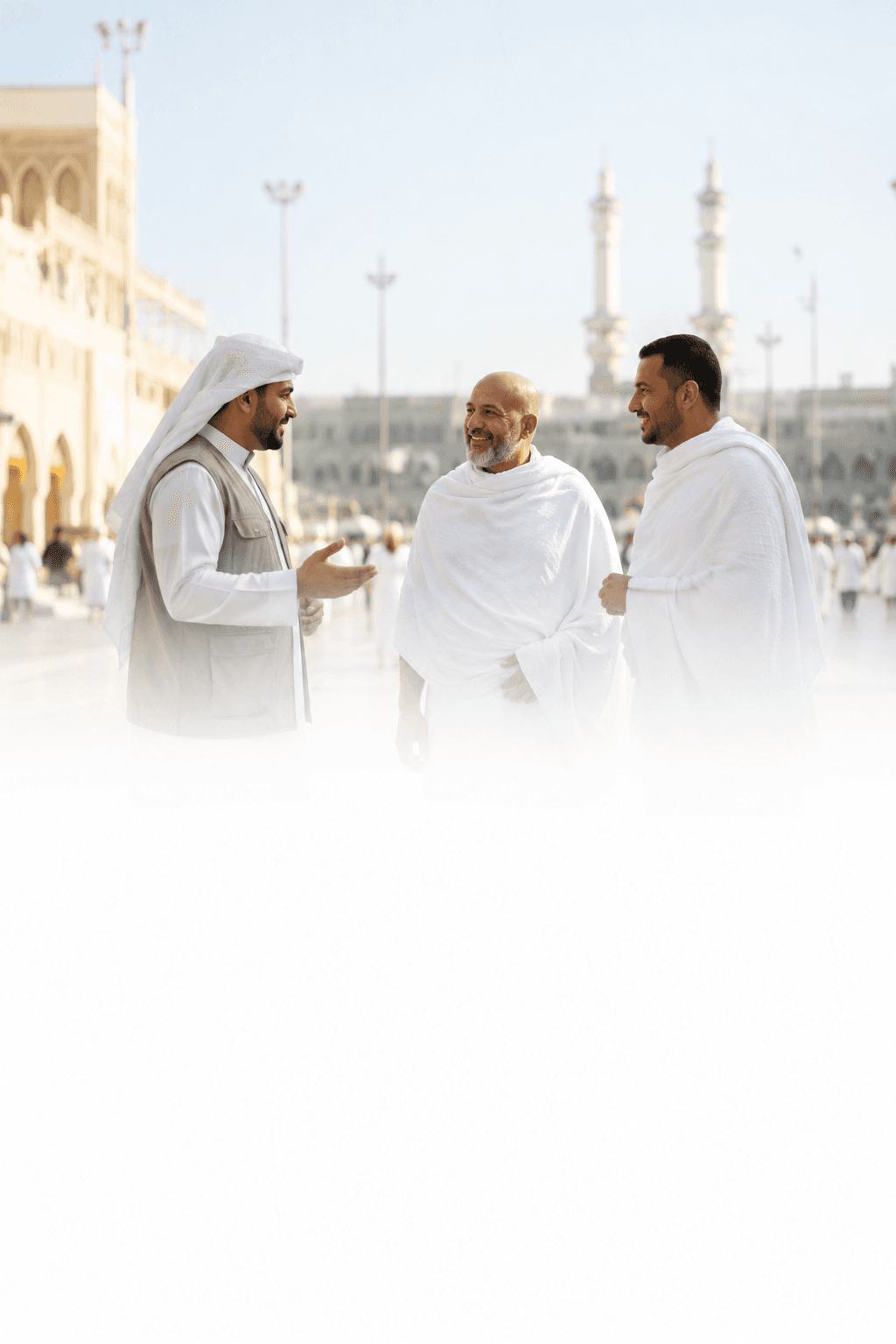 حجاج يتحادثون في باحة المسجد الحرام
