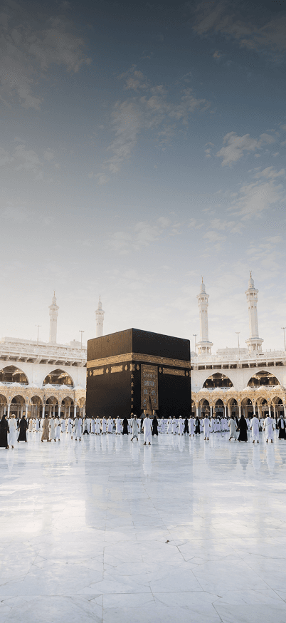 الكعبة المشرفة في المسجد الحرام، محاطة بالحجاج