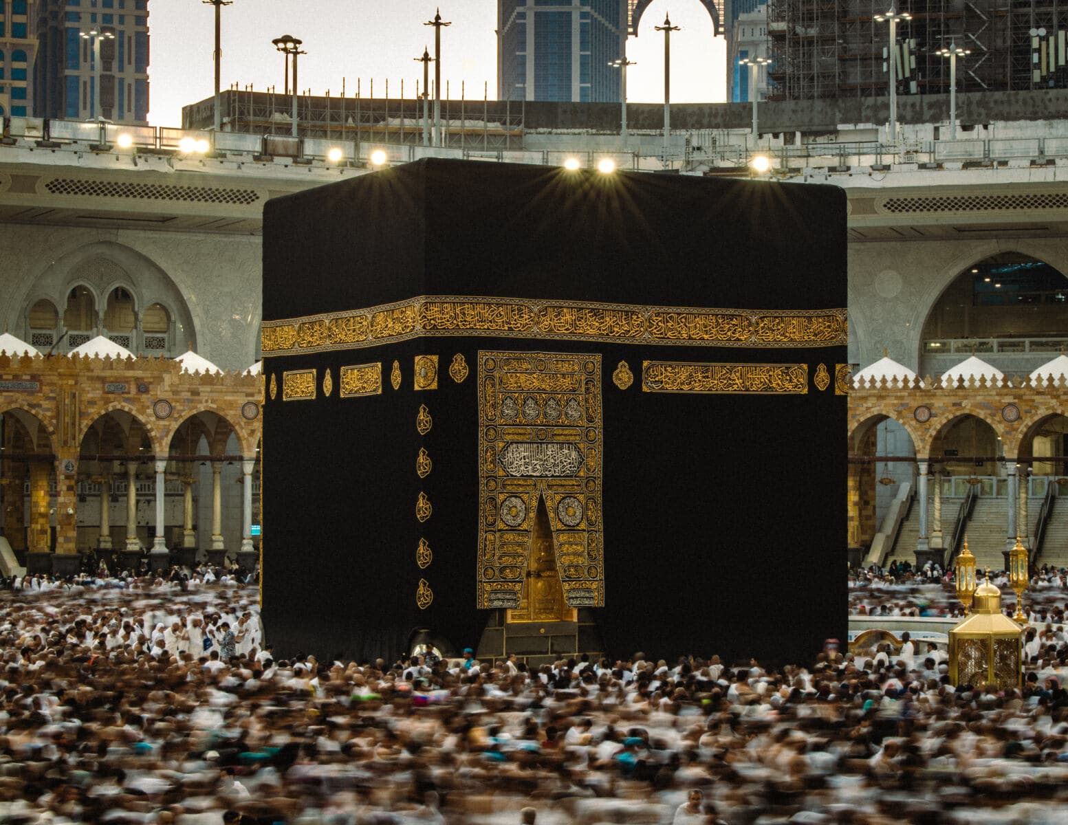 حجاج في صحن المسجد الحرام