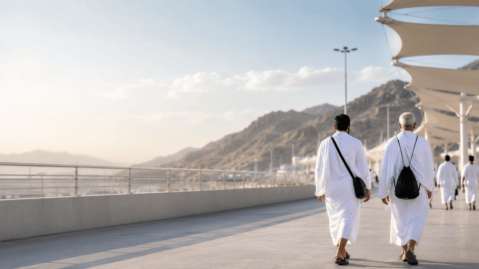 حجاج يسيرون معًا بعد الوصول