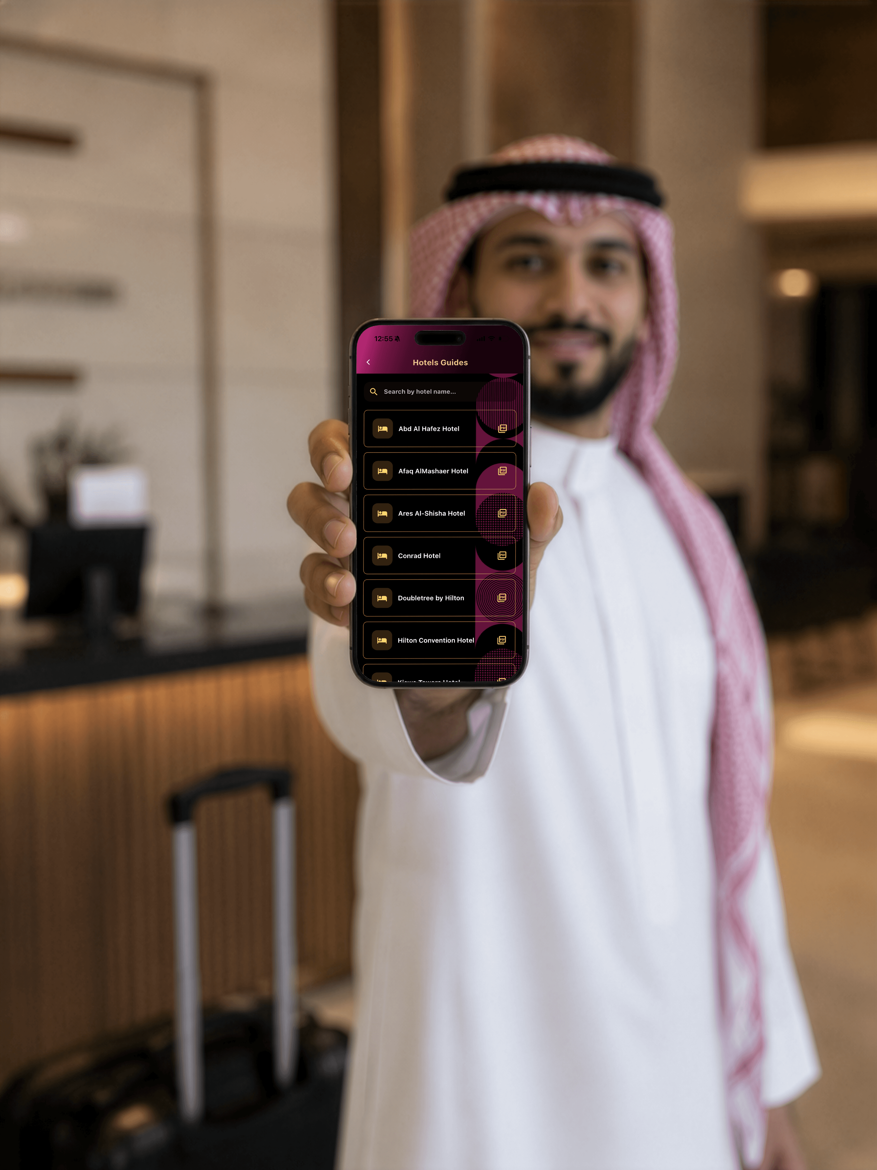 رجل يحمل هاتفًا يعرض دليل الفنادق في رفيق