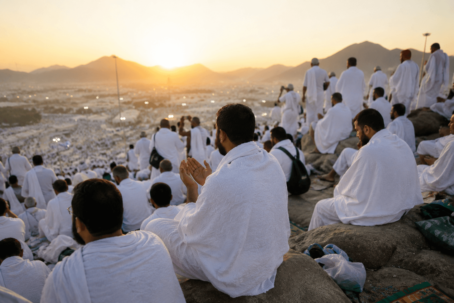 حجاج مجتمعون على سفح جبل عند الغروب