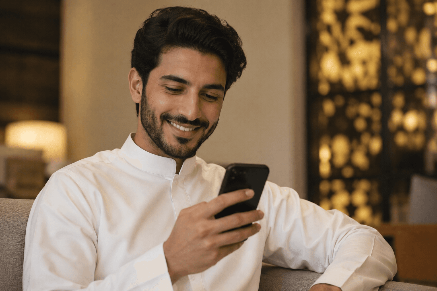 ضيف مبتسم ينظر إلى هاتفه