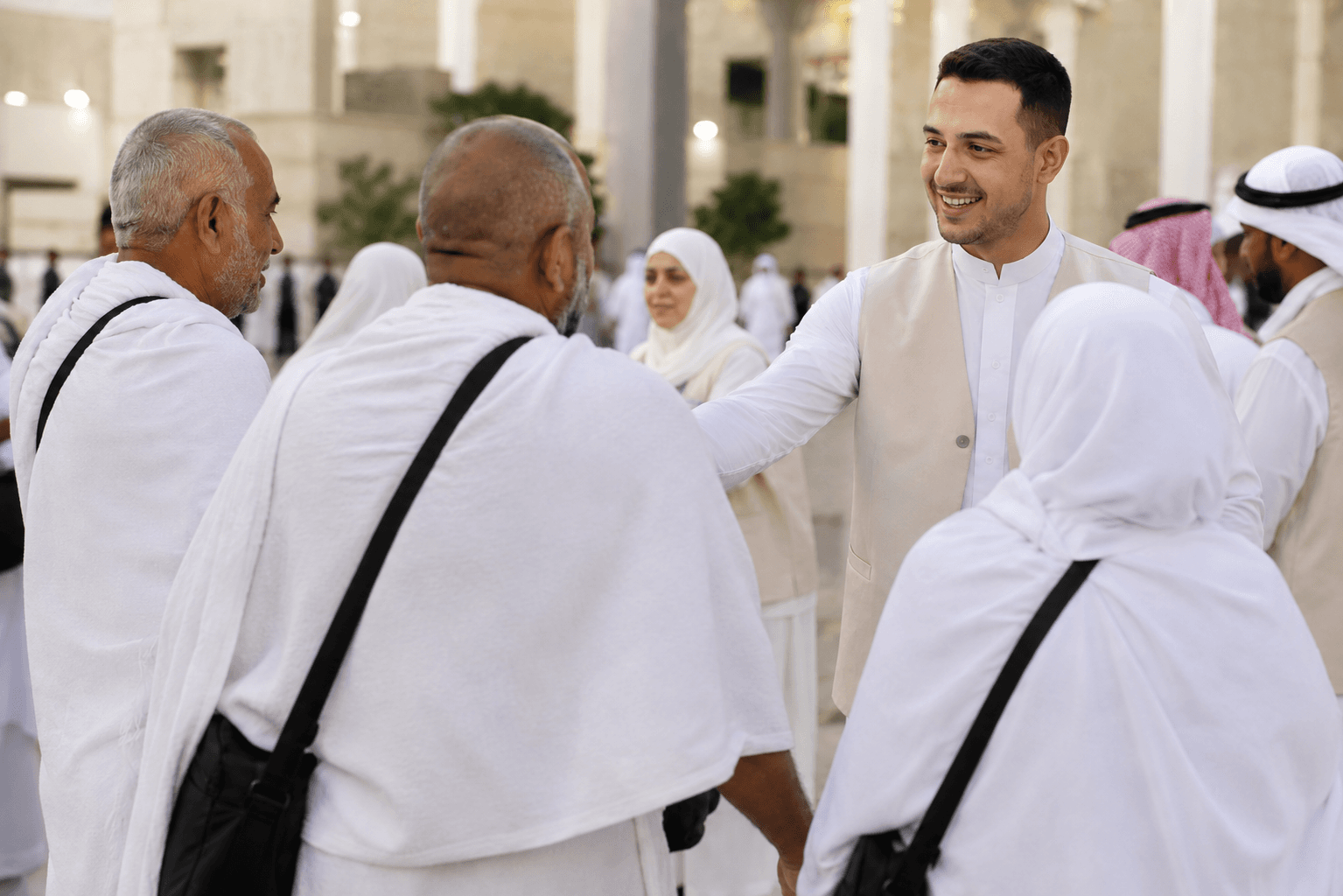 مرشد يستقبل حجاجًا مرتدين الإحرام
