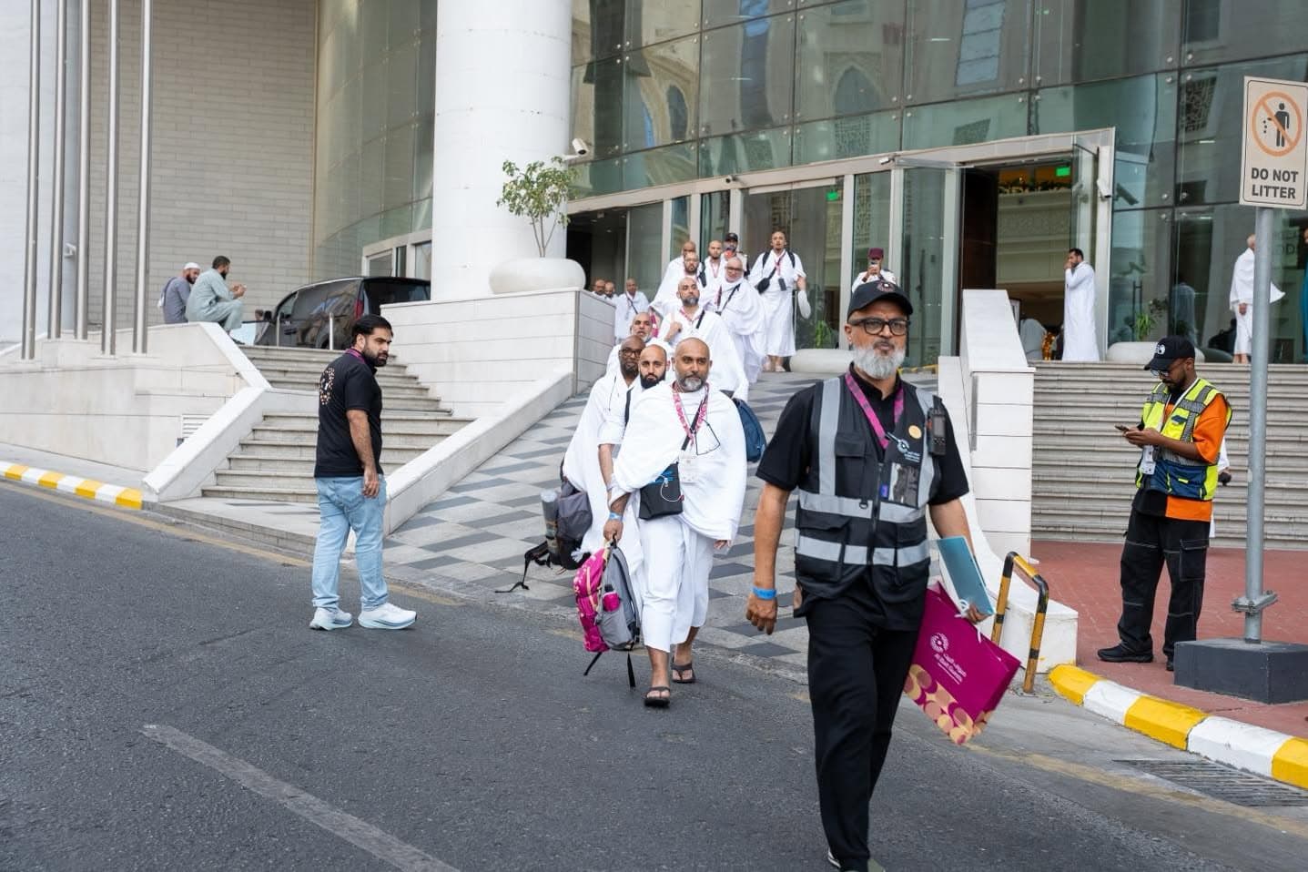 حجاج في الإحرام يسيرون معًا بعد الوصول إلى مكة