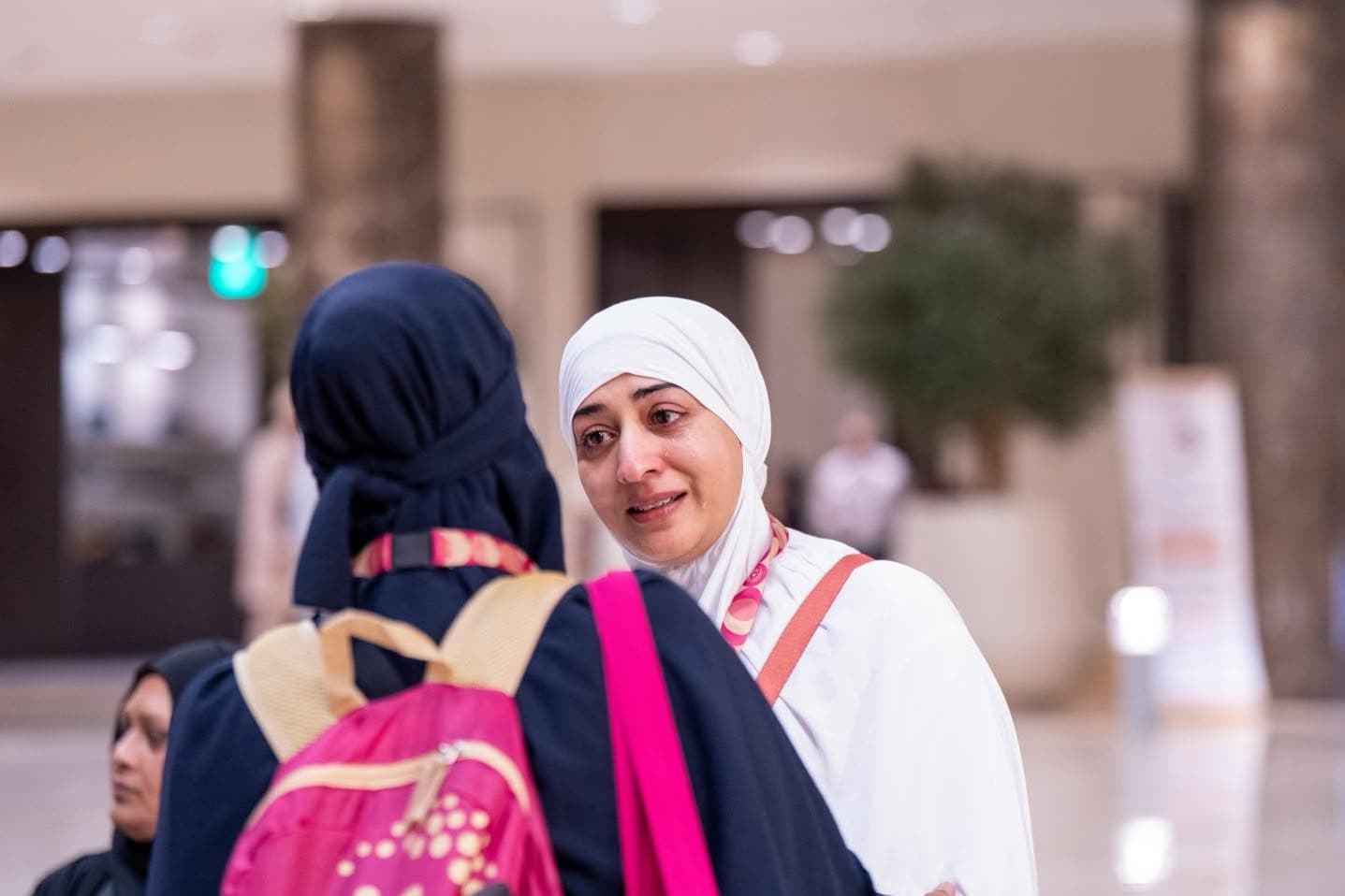 حاج تغمره المشاعر أثناء الحج