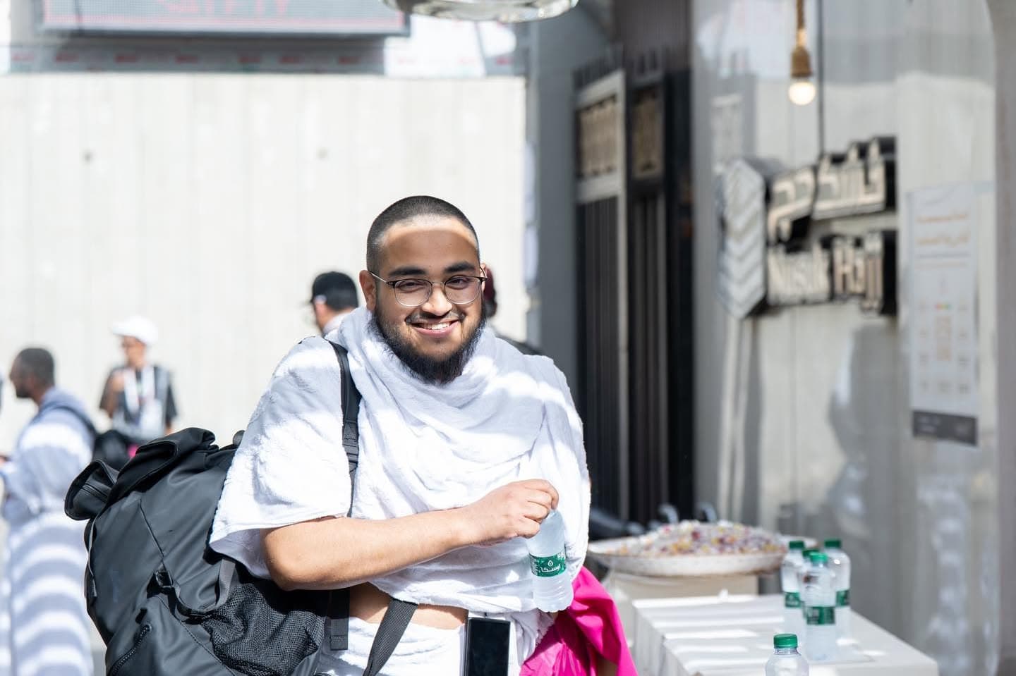 حاج في الصلاة يتأمل معنى الحج
