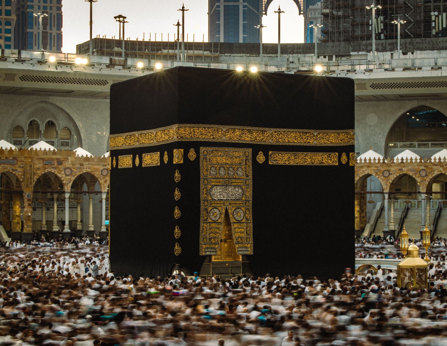 الكعبة المشرفة محاطة بالحجاج