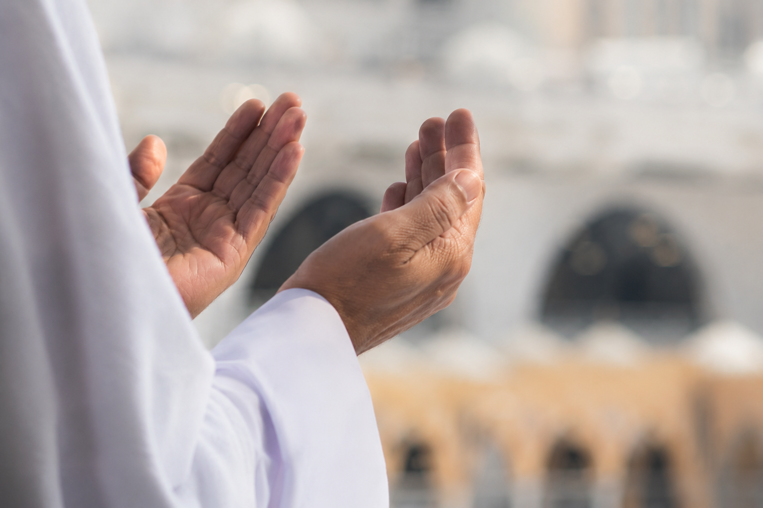 يدان مرفوعتان بالدعاء في المسجد الحرام