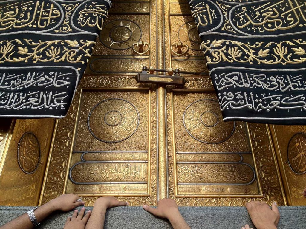 حجاج يسافرون معاً مع ضيوف البيت